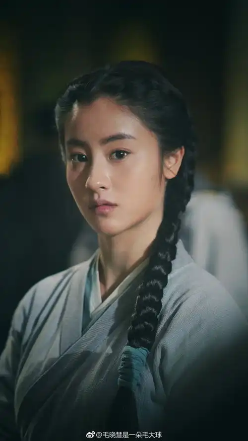 那个新版小龙女毛晓慧撞脸n多人拉着刘亦菲炒其实...
