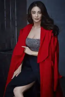 张雨绮晒自拍关注点却是膝盖淤青身后有人