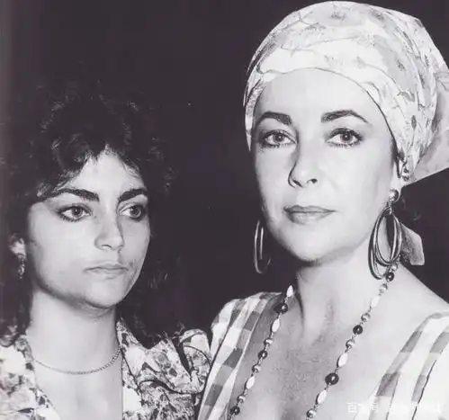 费雯丽女儿气质像保姆,茜茜公主女儿长成方脸,她们的后代全长残