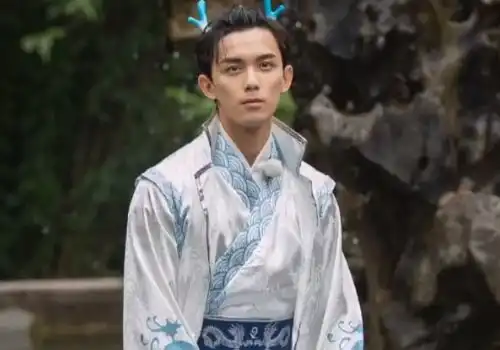 跑男团cos造型蔡徐坤帅气,郭麒麟一本正经,baby却像在搞笑
