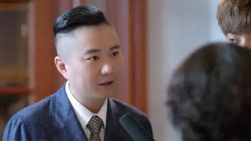 谈判官晓飞当众拆老板台,老板迫于媒体提拔晓飞为经理,高能
