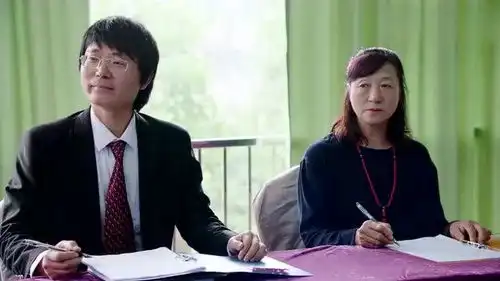 一吻不定情童桐和牛红花原来是这样认识的,真是好闺蜜啊
