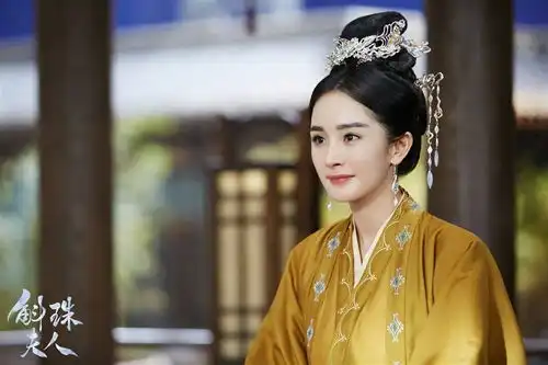 杨幂全身包紧紧只露1部位仍辣翻,网友美得让人窒息
