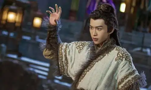 范丞丞没范冰冰颜值也没演技,眼睛小嘴唇厚,眼神呆愣演戏没表情