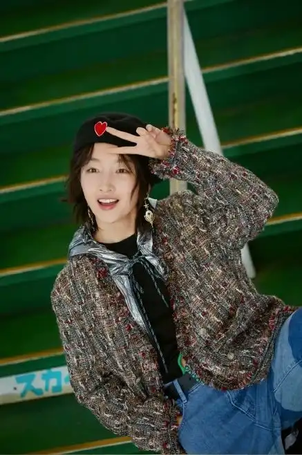 周冬雨22套贝雷帽造型盘点,一顶近四千块,好看但你戴不出这效果