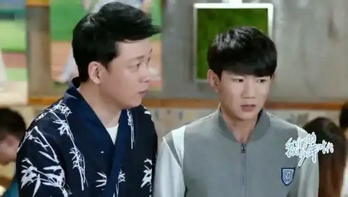 我们的少年时代班小松想球想出神,竟把手里的碗扣在客人的头上
