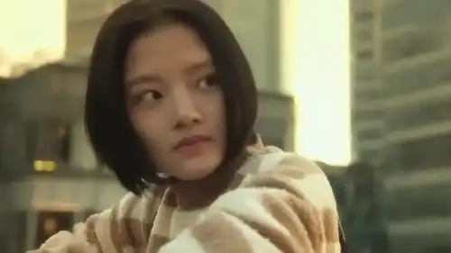 悲伤逆流成河,美女没工夫搭理陌生号码,直接转发给了男子