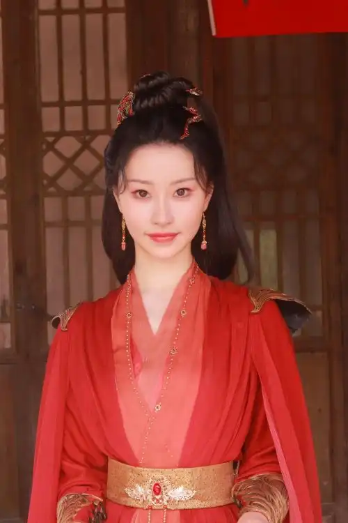 贺子凤凰台上杀青剧照释出,疯批美人倾城绝艳,摄人心魂
