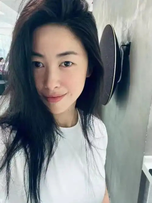 朱珠晒一家三口健身,2岁女儿跟着锻炼有模有样,珠宝个头超优越

