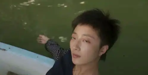 再见2019我们绝不倒下,让刽子手显得高大,好阻挡那自由的风
