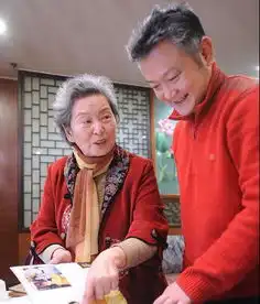 87版红楼宝玉母子重逢翻看画册谈往事
