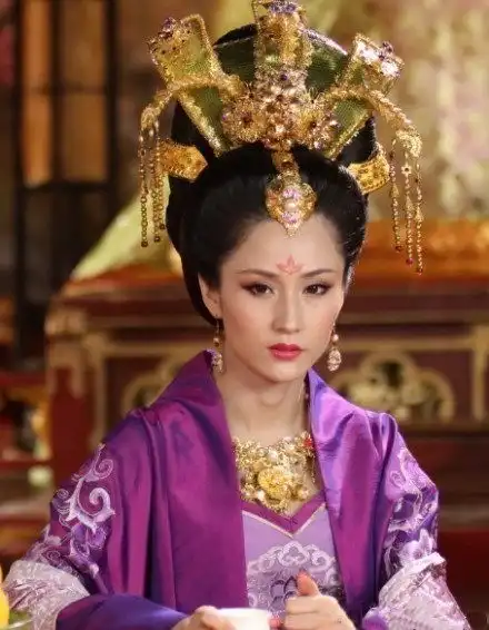 皇太子因贪恋父皇妃子的美色而图谋不轨,被发现后直接毒死父皇