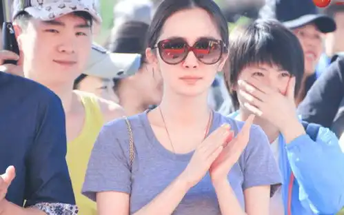 7年前古剑奇谭开机照,杨幂李易峰站前面,迪丽热巴毫不起眼站后排
