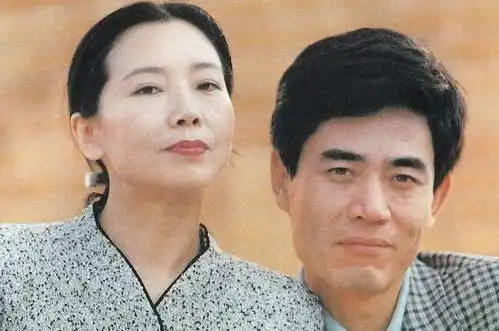 老戏骨陈宝国,娶了大学班花,成名背后,是妻子的为爱隐退