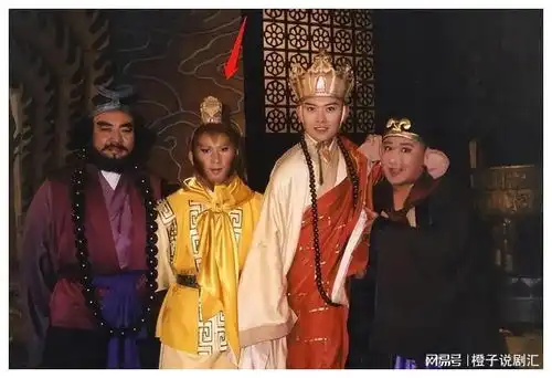 7位过气演员回归普通人生活,摆摊卖菜,喂猪放牛,住农村别墅
