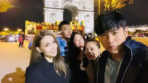 昆凌万圣节cos引周董转发,再现戴珍珠耳环的少女经典造型