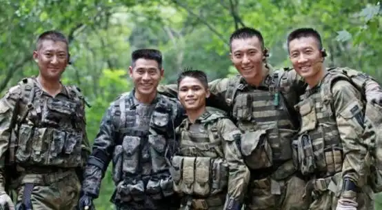 他身高15米却是真正特种兵,两次出演战狼,吴京都怕他庄小龙