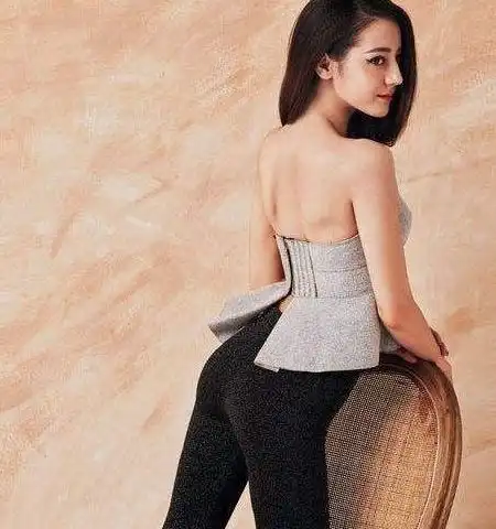 她出道就爆红,人气超越杨颖李沁众女星,是众人心中的魅力女神
