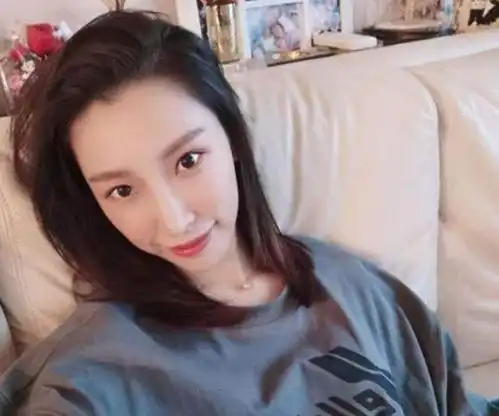 仅交往两个月嫁入豪门,2年生了两个娃,如此卖力却惨遭离婚
