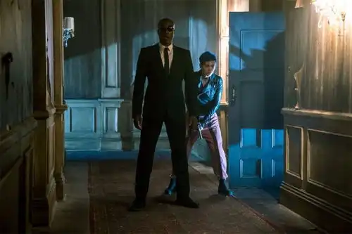 黑客帝国矩阵重启墨菲斯双枪作战火力全开
