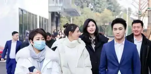 何猷君新公司开业排场大,赌王四太站c位捧场,奚梦瑶背15万包靠边站