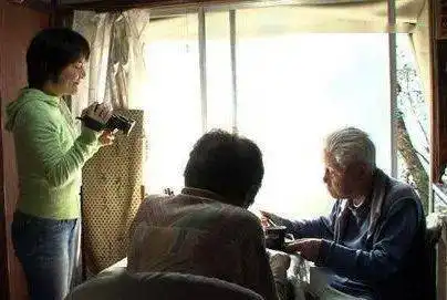 左手拍右手,鼓出精彩人生推荐纪录片我痴呆了,请多关照