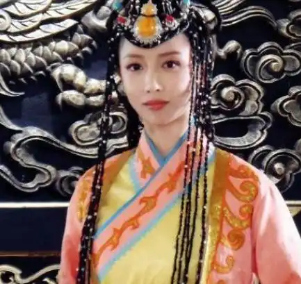 曾是古装女神,偏偏恋上整容,今在延禧被嘲雕塑脸
