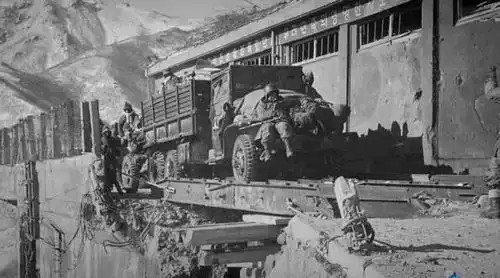 长津湖之水门桥新春记者会,陈凯歌一句话暗示七连战士命运
