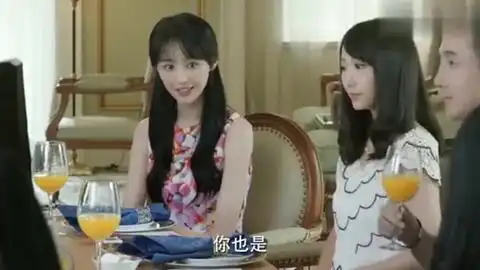 微微一笑很倾城微微参加帮派聚会,真水眼睛直盯着她,不顾身边的妖妖.
