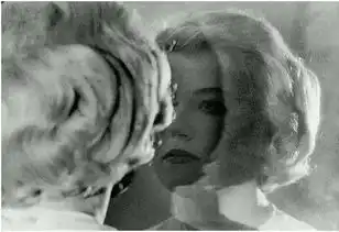 气质女性如何在宴会上优雅的拿起红酒杯,这些技巧你都知道吗