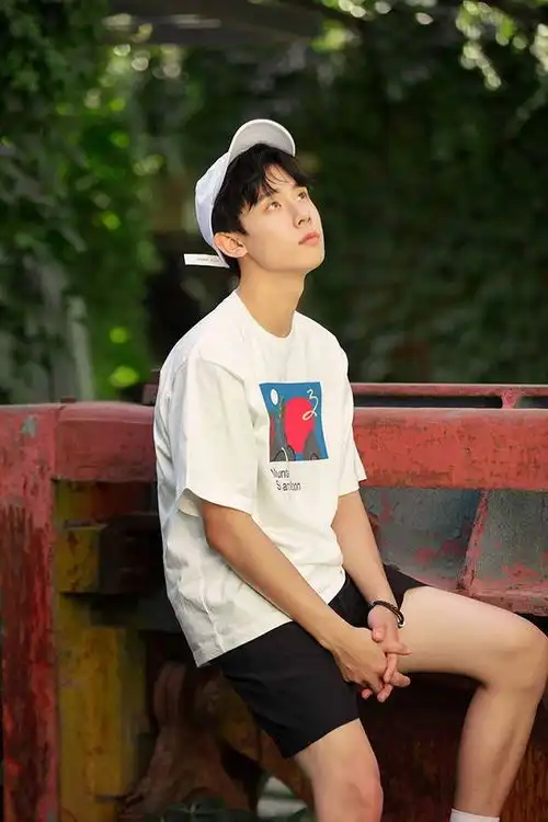 高考第二天明星考生啥样张子枫面无表情,周奇二战结果如何
