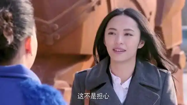 离婚律师夏芳草被朋友送到律所面谈,罗鹂刚好碰见二人
