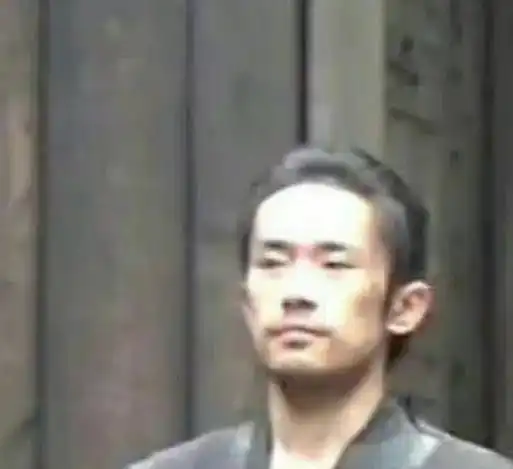 易烊千玺满江红黑衣胡渣造型很带感,质疑声如影随形