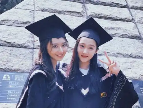 吸引小26岁关晓彤同学,让美女演员未婚生子,52岁高亚麟凭什么
