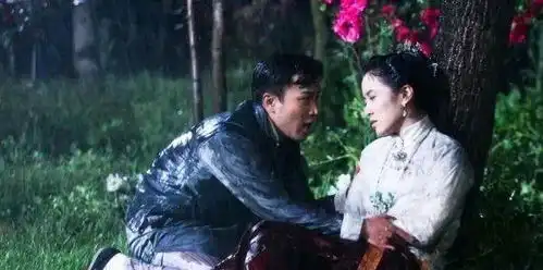 46岁刘恺威近照,游艇上与美女合照,与杨幂离婚后开始新生活
