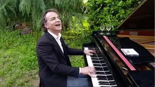 钢琴家在威尼斯河畔弹琴庆祝城市解封
