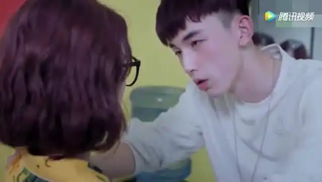 惹上冷殿下司徒枫半夜喝醉大闹陈青青女宿舍,陈青青一脸的无奈
