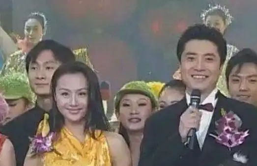 曾央视一姐曹颖,隐退嫁初恋,今儿子被称最帅星二代