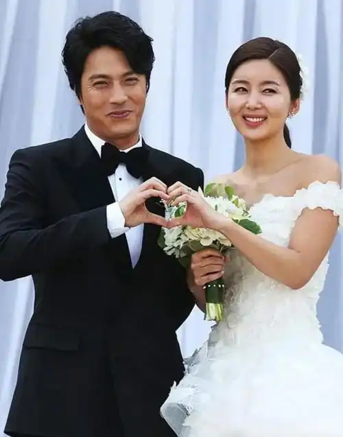 韩在硕放弃家产去演戏,借天桥风云爆火,妻子外貌不输宋慧乔
