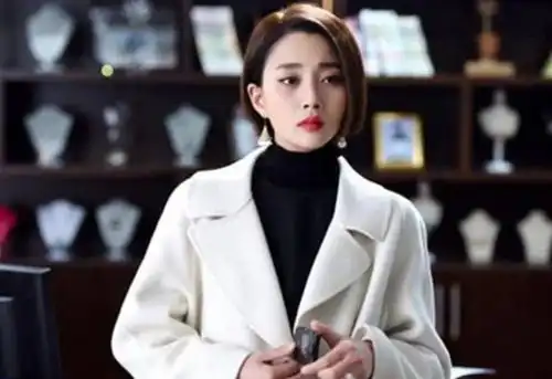 她是军校校花,24岁飞黄腾达嫁给富豪,丈夫却被判入狱10年