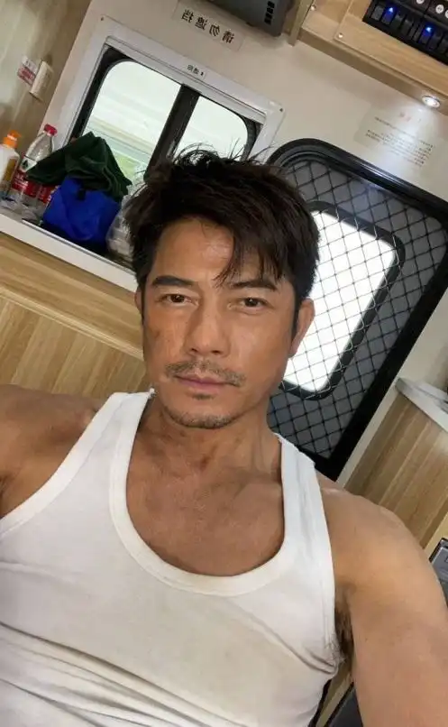 方媛点赞回应带孩子坐经济舱被拍,郭富城被吐槽抠门老男人