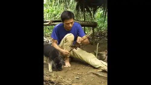 第2集,一人一狗在荒野生存,做鱼笼,吃鱼,吃树叶
