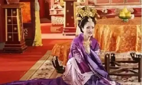 她是皇后,且忠贞不渝,城破后,自焚殉国,时年33岁,壮烈王莽

