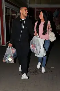 小三门主角推特晒幸福圣诞节互换定情信物