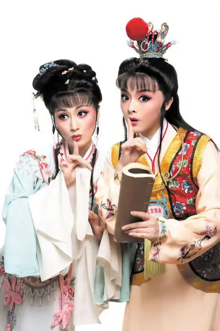 林妹妹宝哥哥既青春又时尚