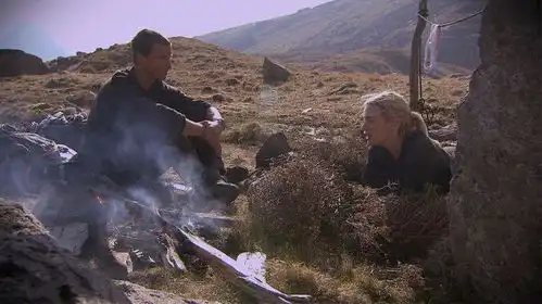 贝爷雪墩山荒野求生,徒手抓鳟鱼炭烤地龙露天庇护所
