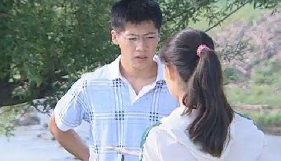 乡村爱情谢永强的老屋破旧不堪窗户破烂,墙上有裂缝
