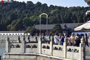 北京颐和园探海灯杆正式亮相金色祥云百年重现
