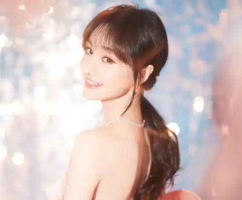 郑爽微博之夜红毯造型公开,穿一身粉色蝴蝶结纱裙,美回了贝微微