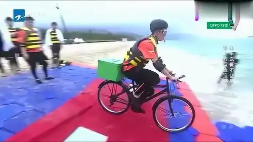 刘昊然骑自行车过河成绩最好,摘下眼镜那一刻,太帅了
